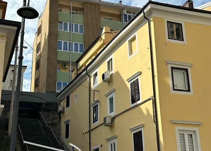 L Essenziale A Trieste